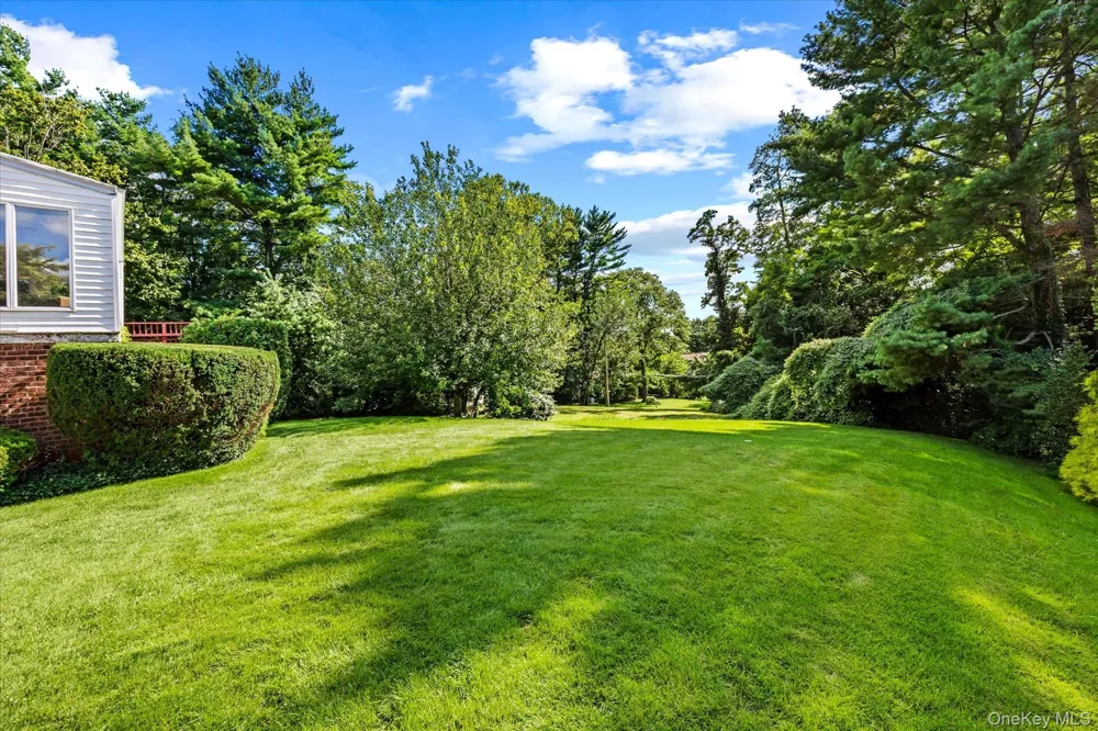 10 Vista Drive Great Neck, NY 11021