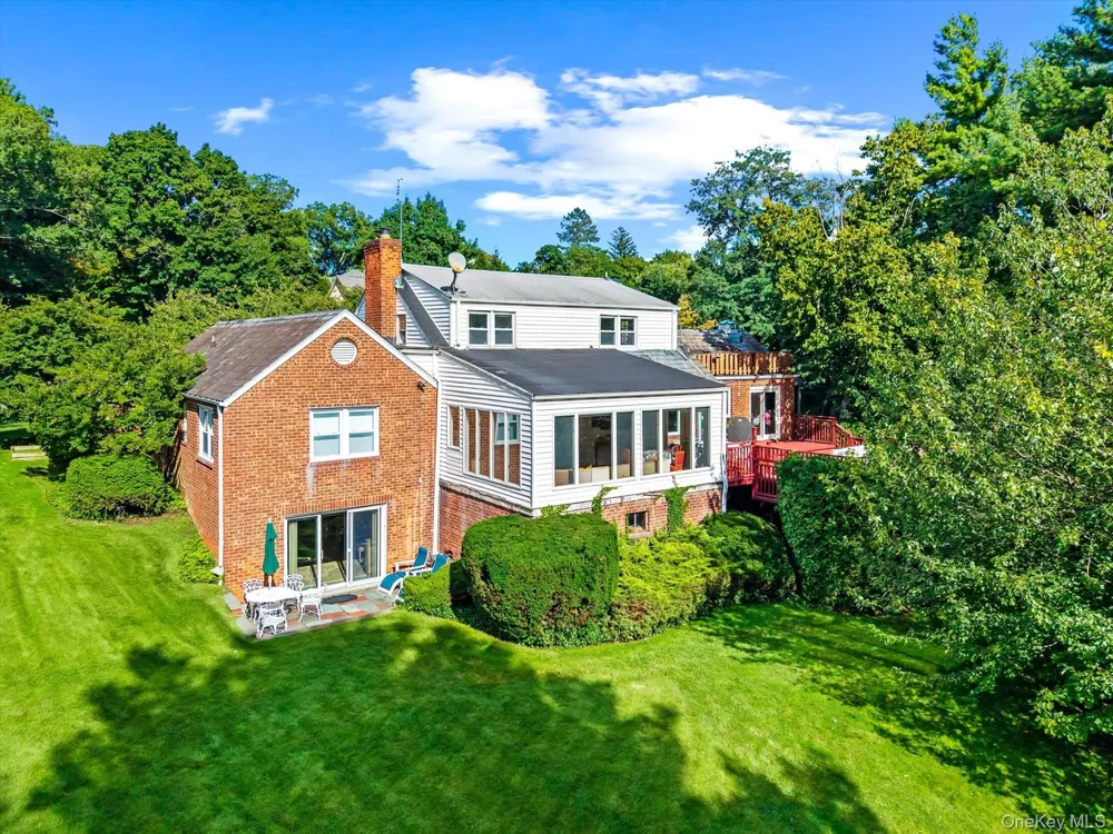 10 Vista Drive Great Neck, NY 11021