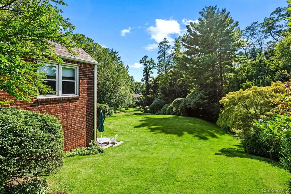 10 Vista Drive Great Neck, NY 11021