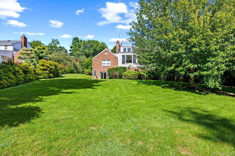 10 Vista Drive Great Neck, NY 11021