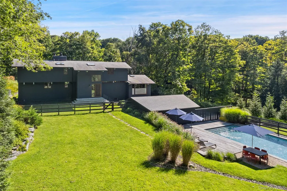 21 Black Spring Road Pound Ridge, NY 10576