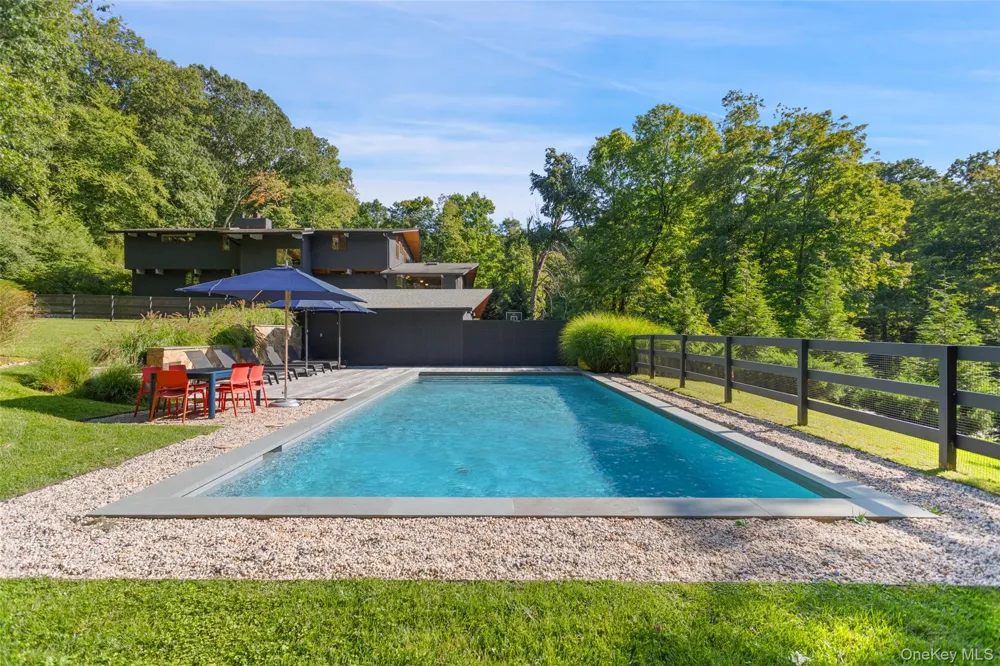 21 Black Spring Road Pound Ridge, NY 10576