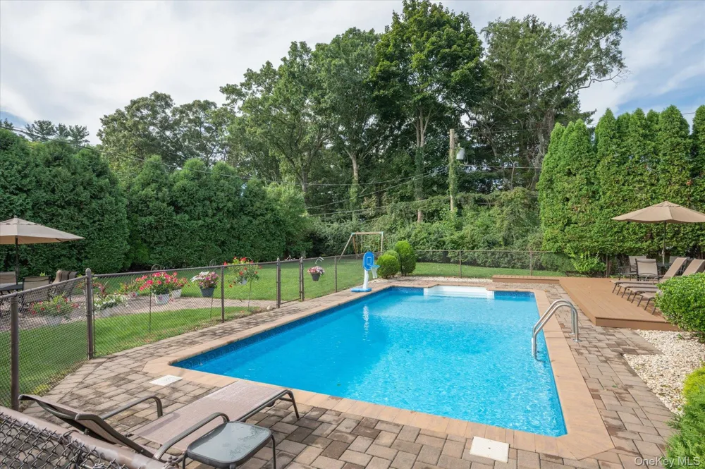 10 Klaibar Lane East Northport, NY 11731