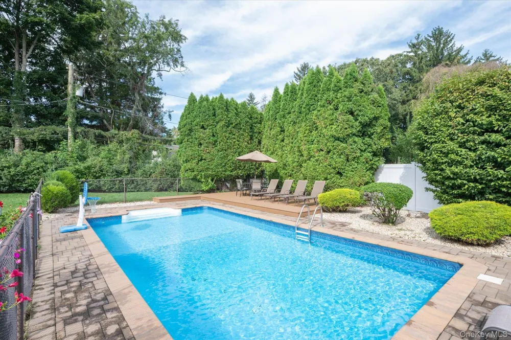 10 Klaibar Lane East Northport, NY 11731