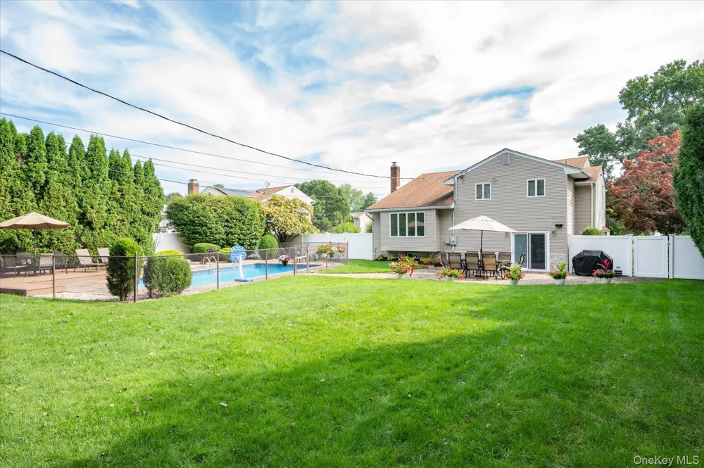 10 Klaibar Lane East Northport, NY 11731