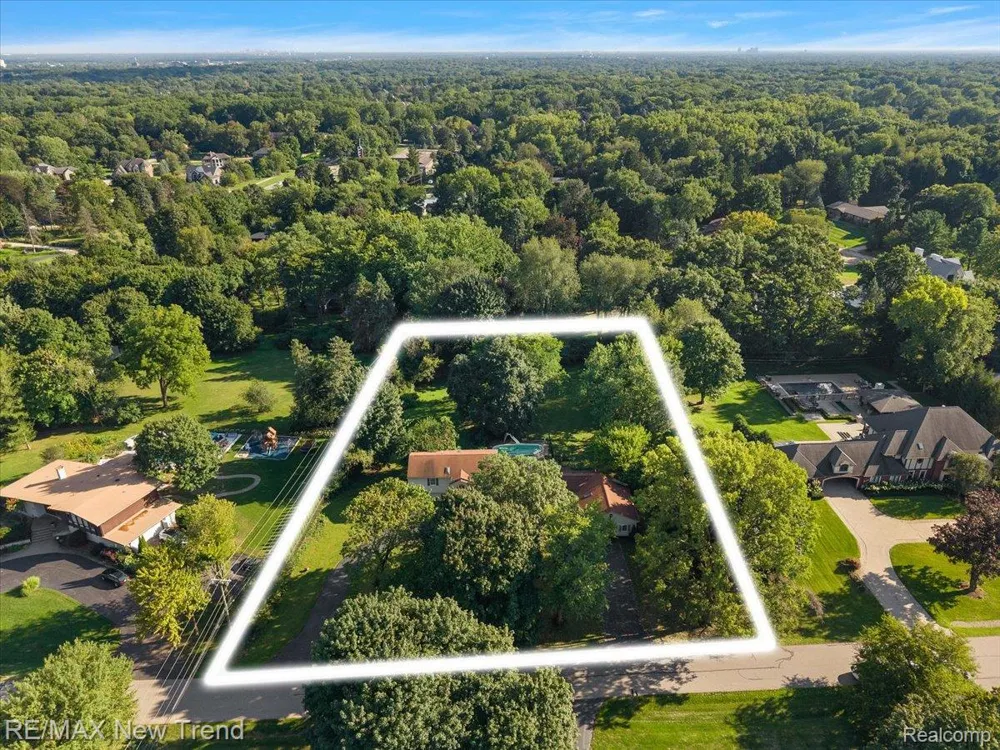 1450 Lenox Road Bloomfield Charter Township, MI 48304