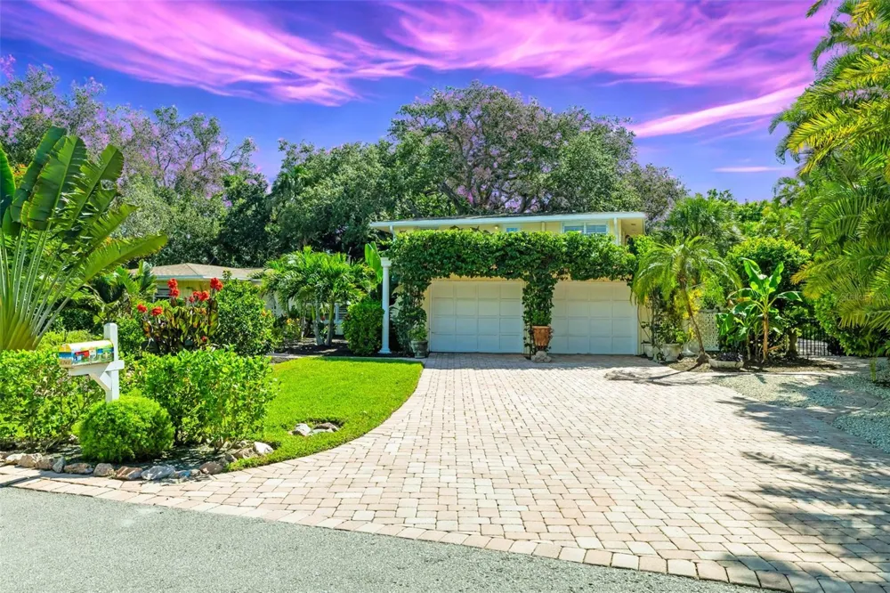 6343 HOLLYWOOD BOULEVARD Sarasota, FL 34231
