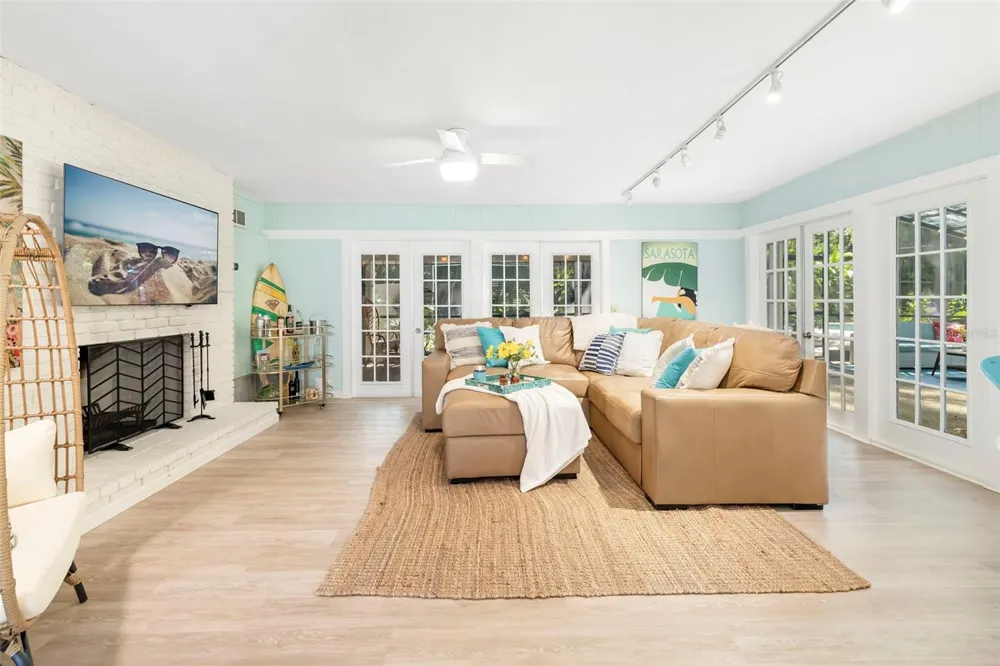 6343 HOLLYWOOD BOULEVARD Sarasota, FL 34231