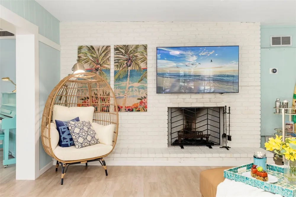 6343 HOLLYWOOD BOULEVARD Sarasota, FL 34231