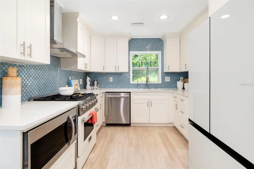 6343 HOLLYWOOD BOULEVARD Sarasota, FL 34231
