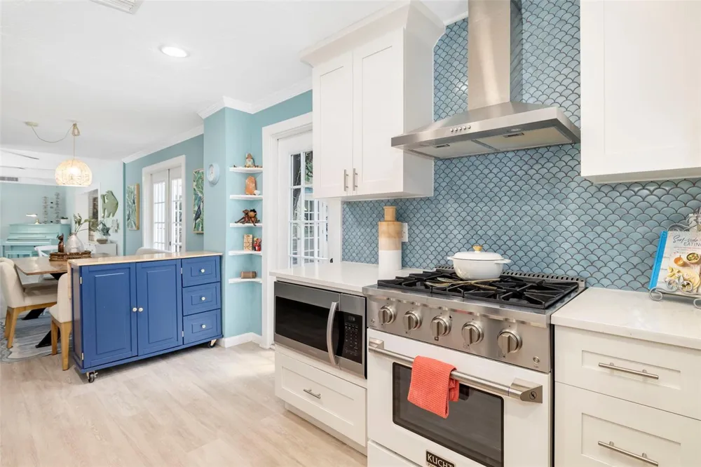 6343 HOLLYWOOD BOULEVARD Sarasota, FL 34231