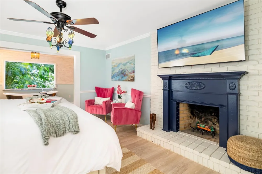 6343 HOLLYWOOD BOULEVARD Sarasota, FL 34231