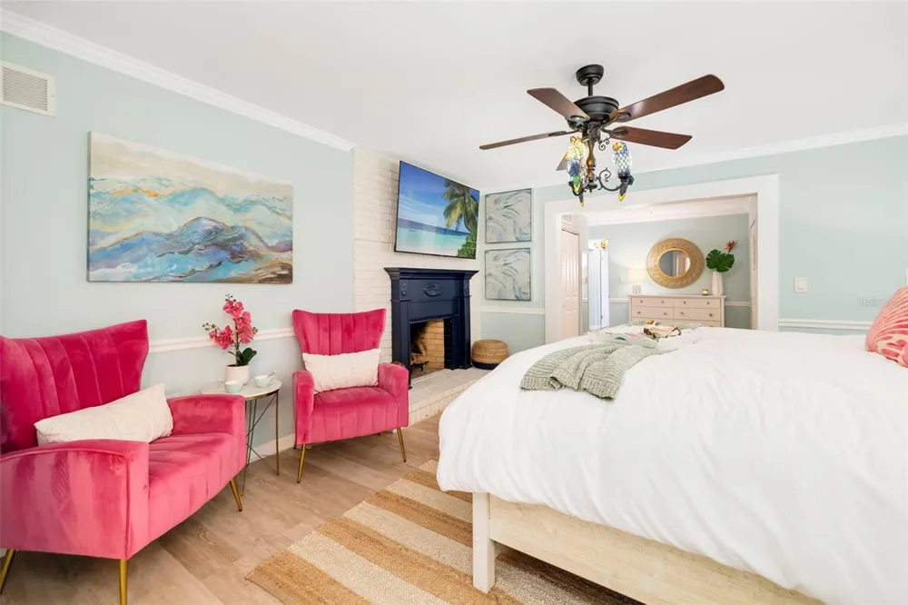 6343 HOLLYWOOD BOULEVARD Sarasota, FL 34231