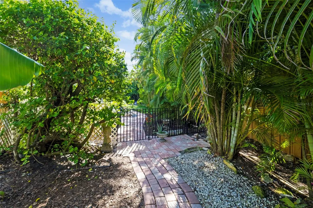 6343 HOLLYWOOD BOULEVARD Sarasota, FL 34231