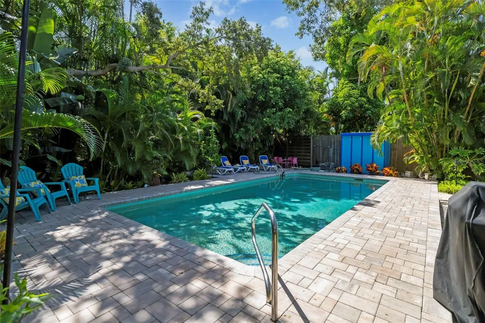 6343 HOLLYWOOD BOULEVARD Sarasota, FL 34231