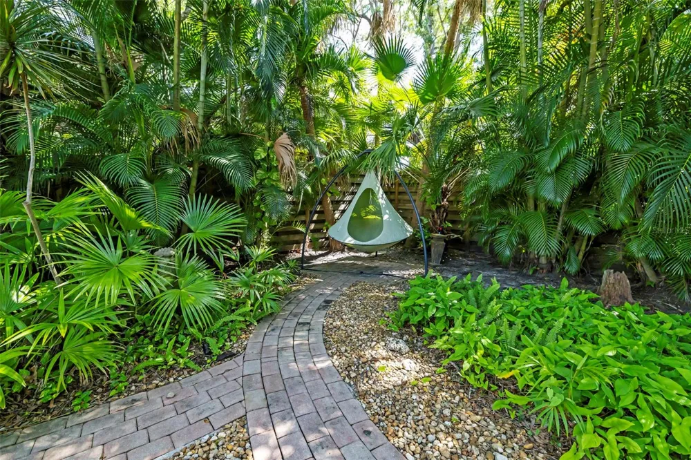 6343 HOLLYWOOD BOULEVARD Sarasota, FL 34231