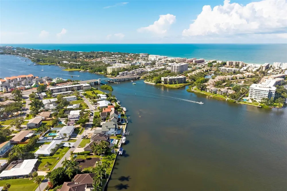 6343 HOLLYWOOD BOULEVARD Sarasota, FL 34231