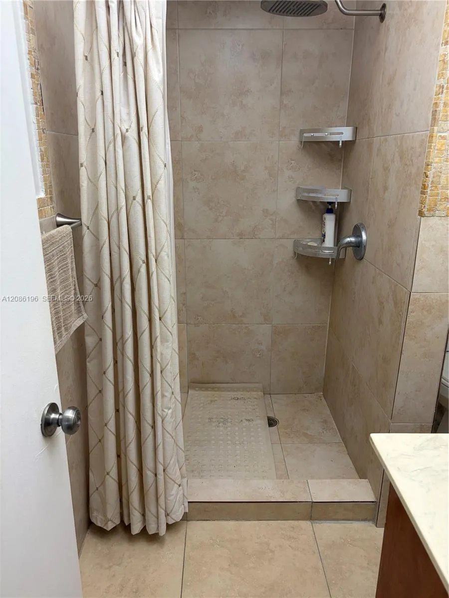 10090 80 CT #1327 Hialeah Gardens, FL 33016
