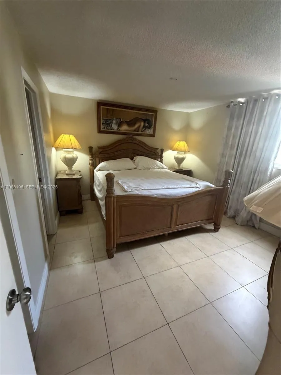 10090 80 CT #1327 Hialeah Gardens, FL 33016
