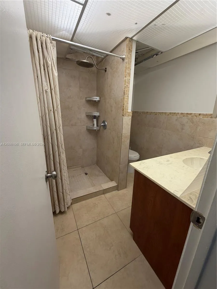 10090 80 CT #1327 Hialeah Gardens, FL 33016
