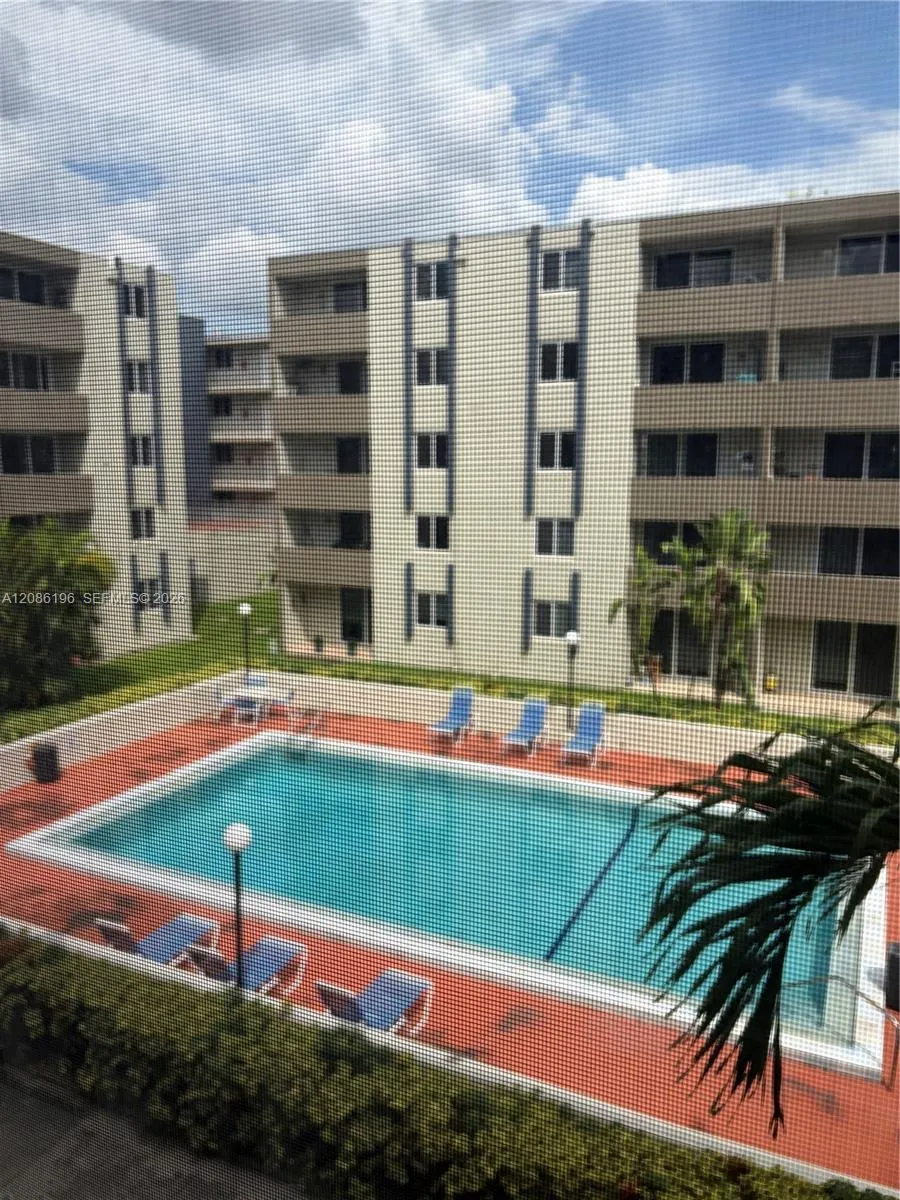10090 80 CT #1327 Hialeah Gardens, FL 33016
