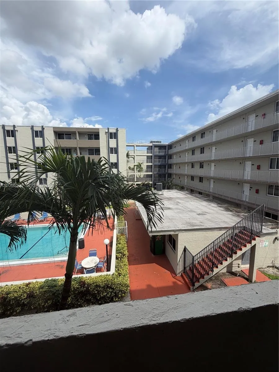 10090 80 CT #1327 Hialeah Gardens, FL 33016