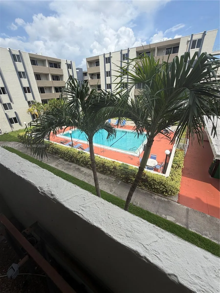 10090 80 CT #1327 Hialeah Gardens, FL 33016
