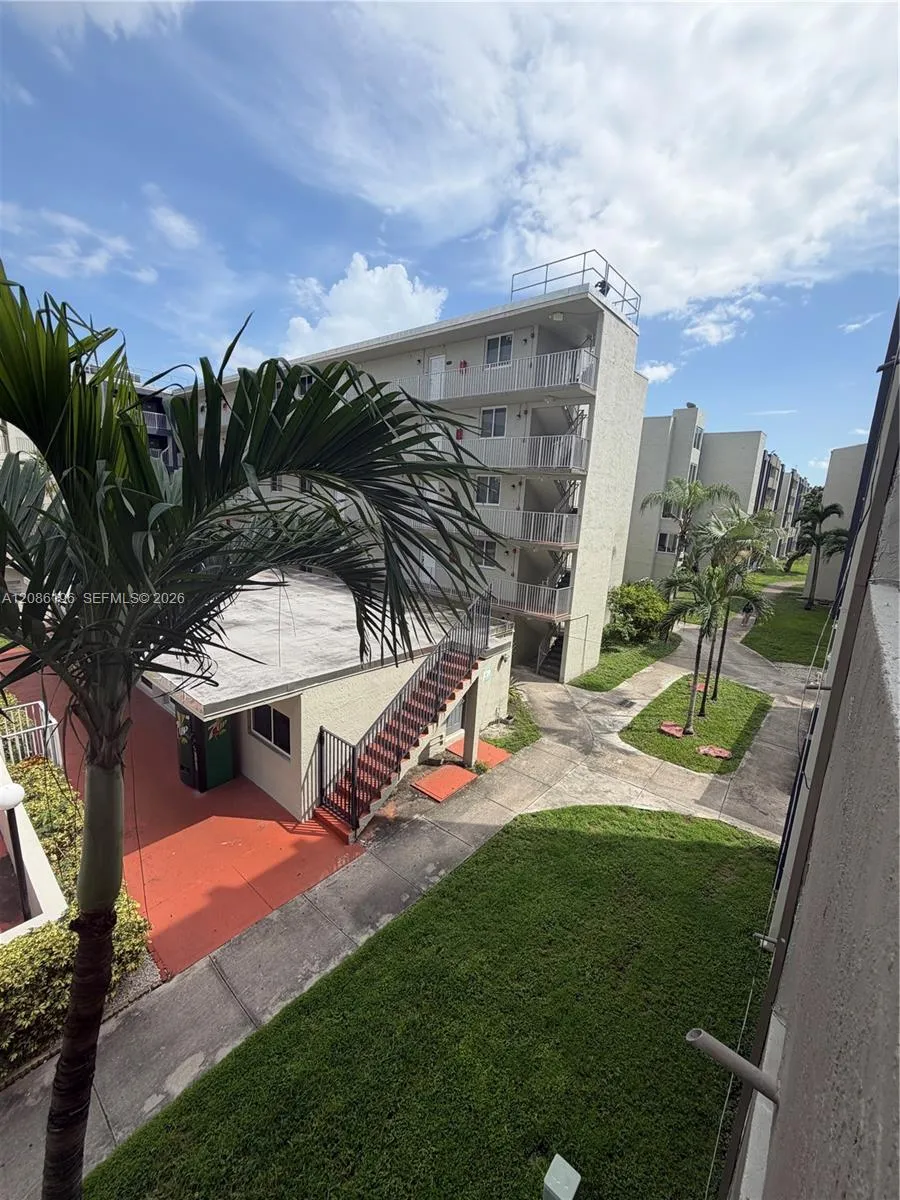 10090 80 CT #1327 Hialeah Gardens, FL 33016