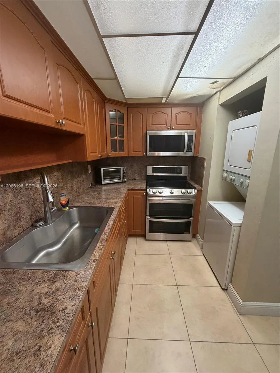 10090 80 CT #1327 Hialeah Gardens, FL 33016