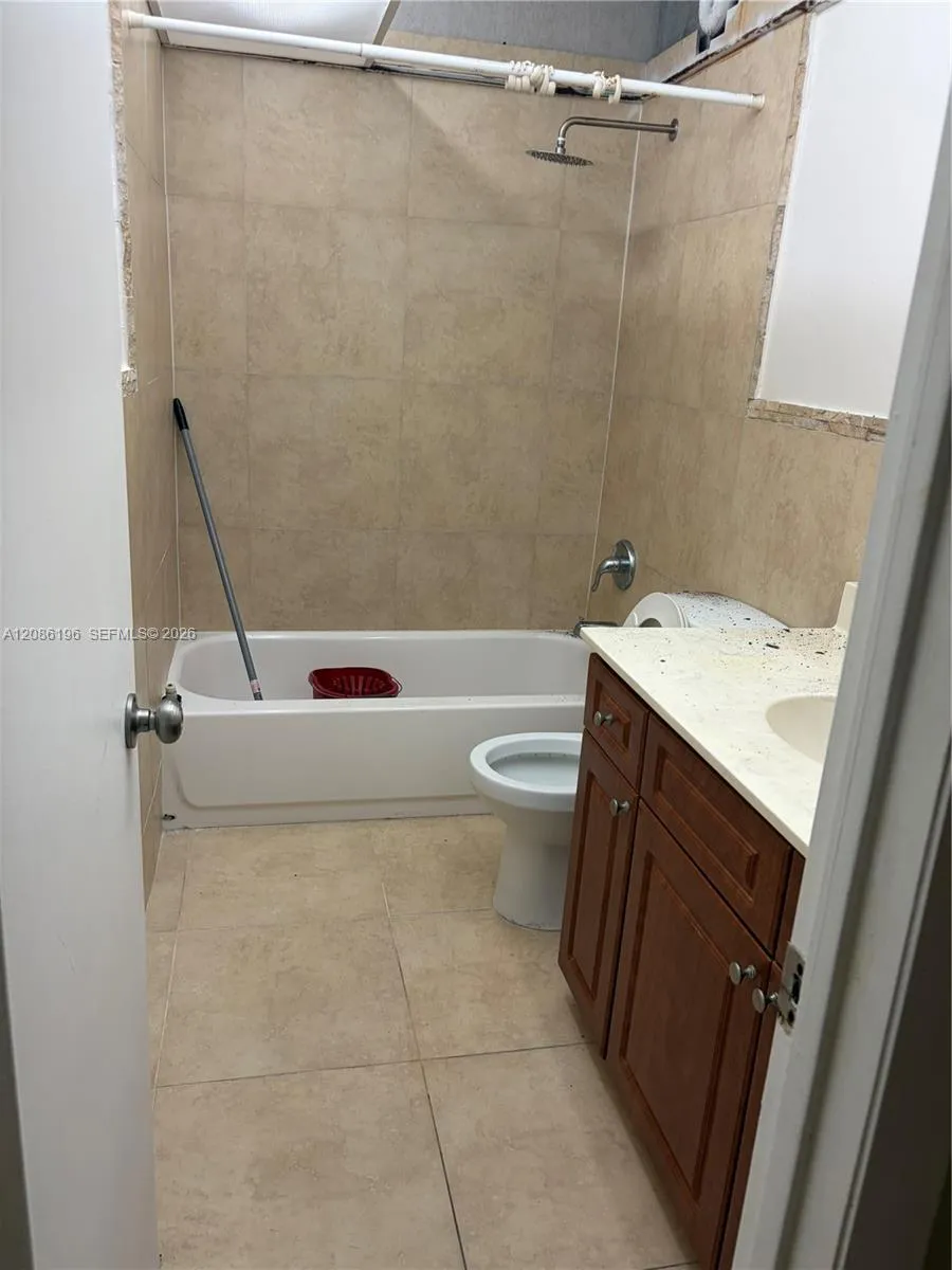 10090 80 CT #1327 Hialeah Gardens, FL 33016