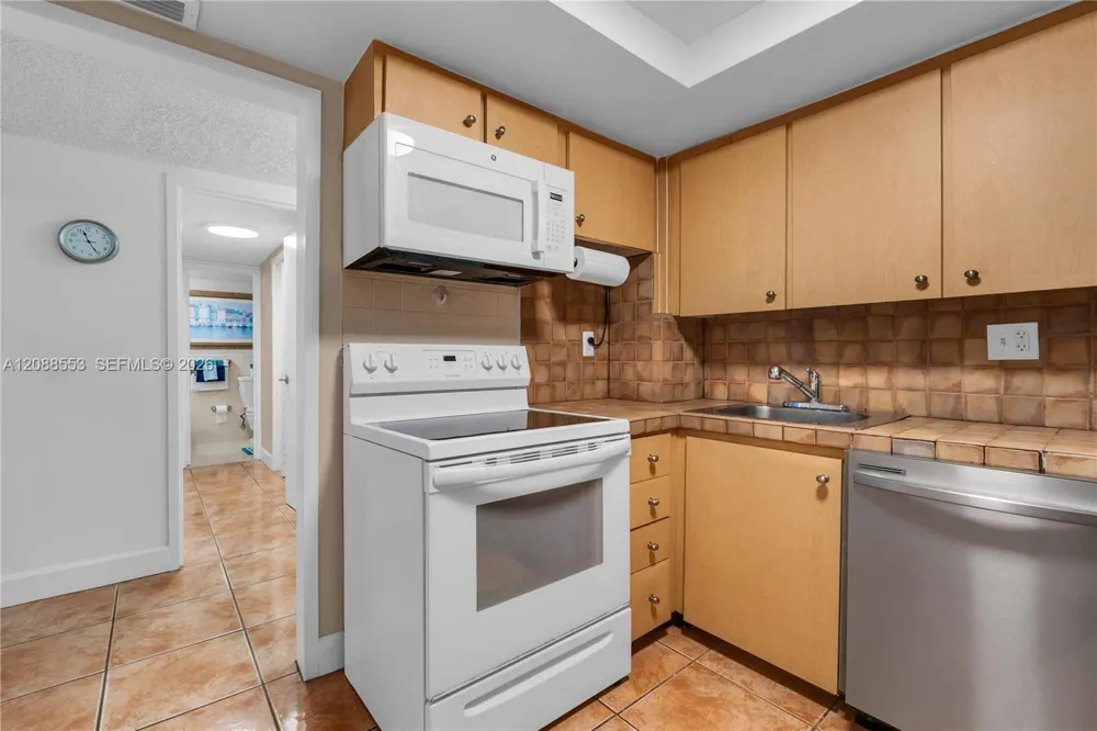 3180 S Ocean Dr #605 Hallandale Beach, FL 33009