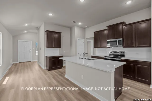 10483 White Hart Lane Converse, TX 78109