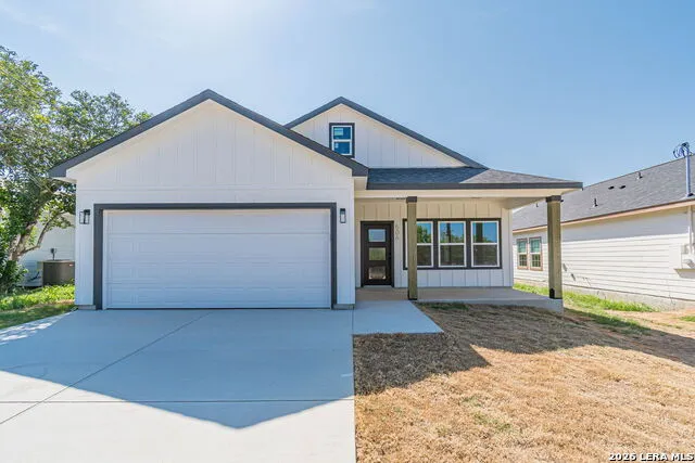 506 Hickory St Jourdanton, TX 78026