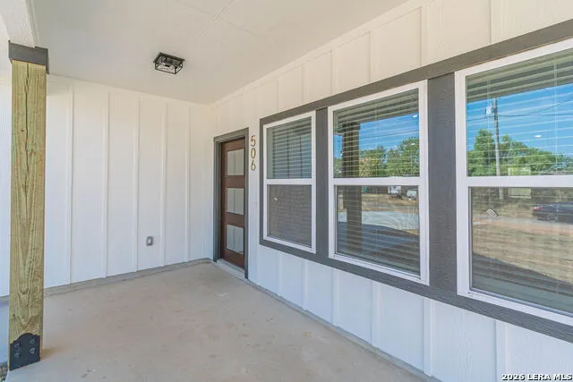 506 Hickory St Jourdanton, TX 78026
