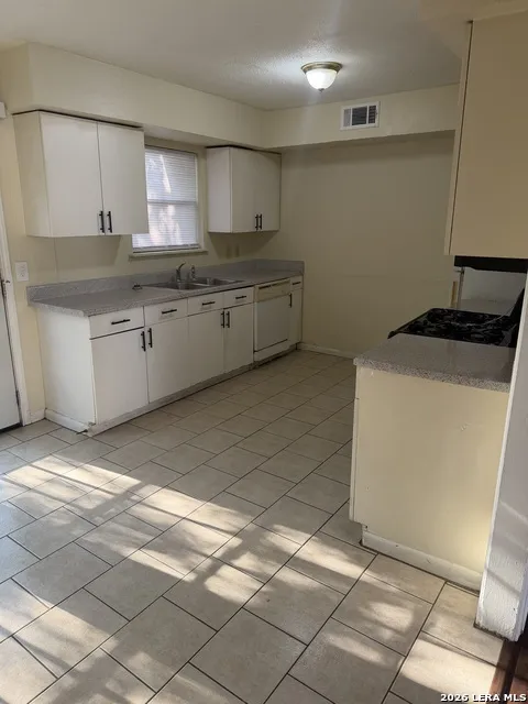 855 E SUNSHINE DR San Antonio, TX 78228