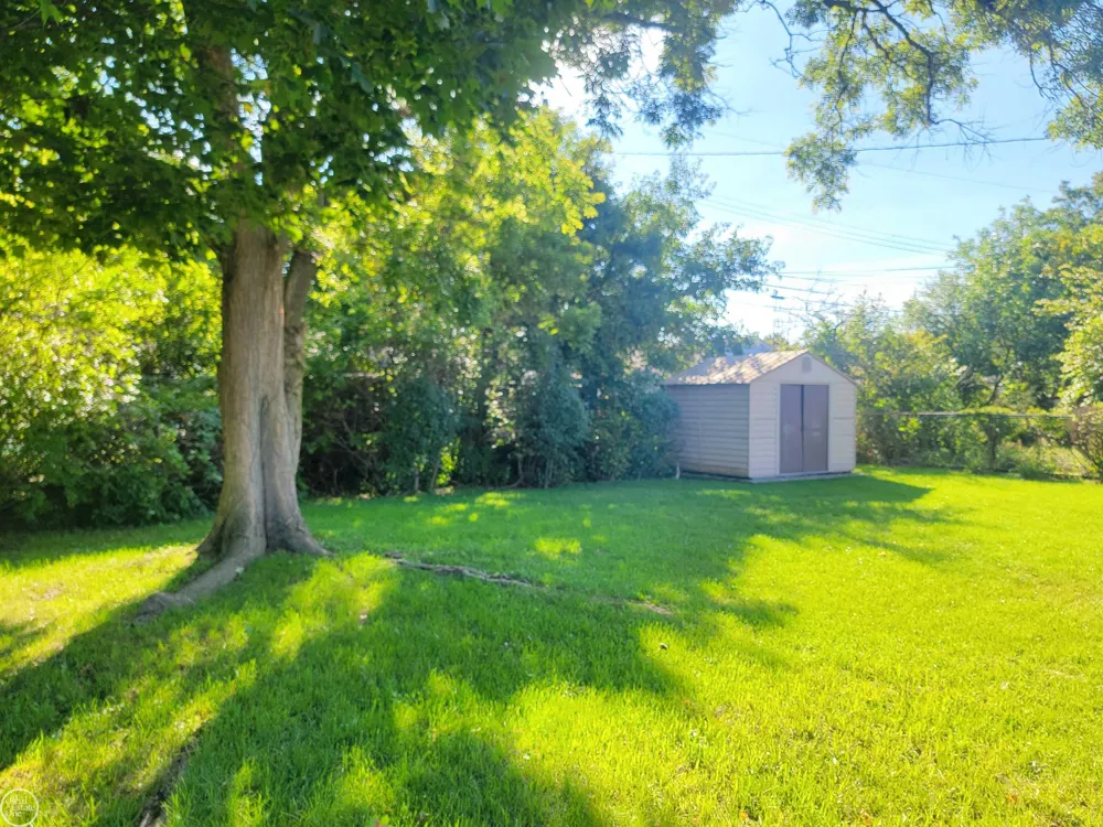 29322 Ridgefield Avenue Warren City, MI 48088