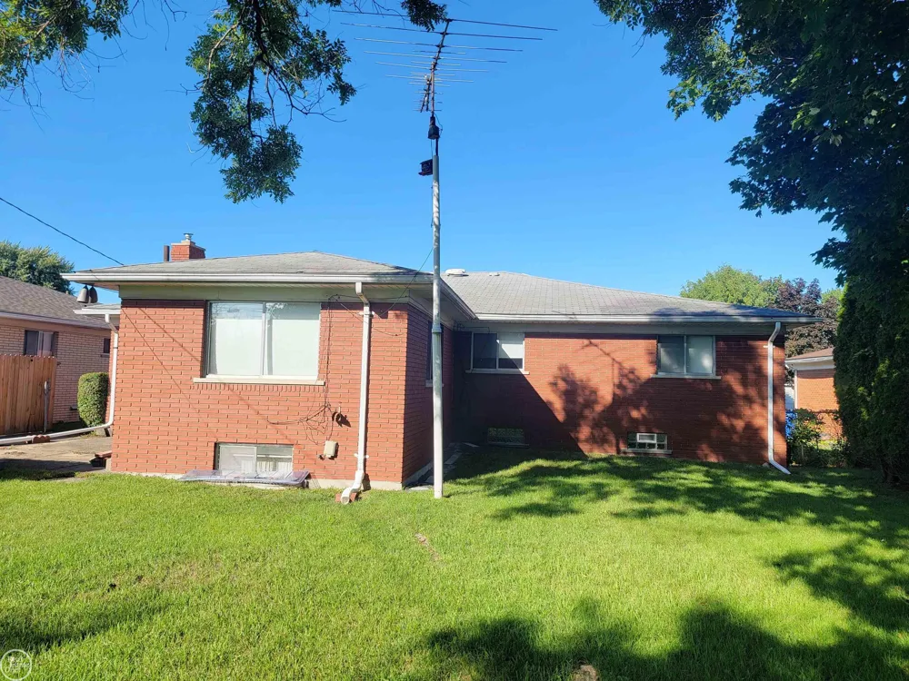 29322 Ridgefield Avenue Warren City, MI 48088