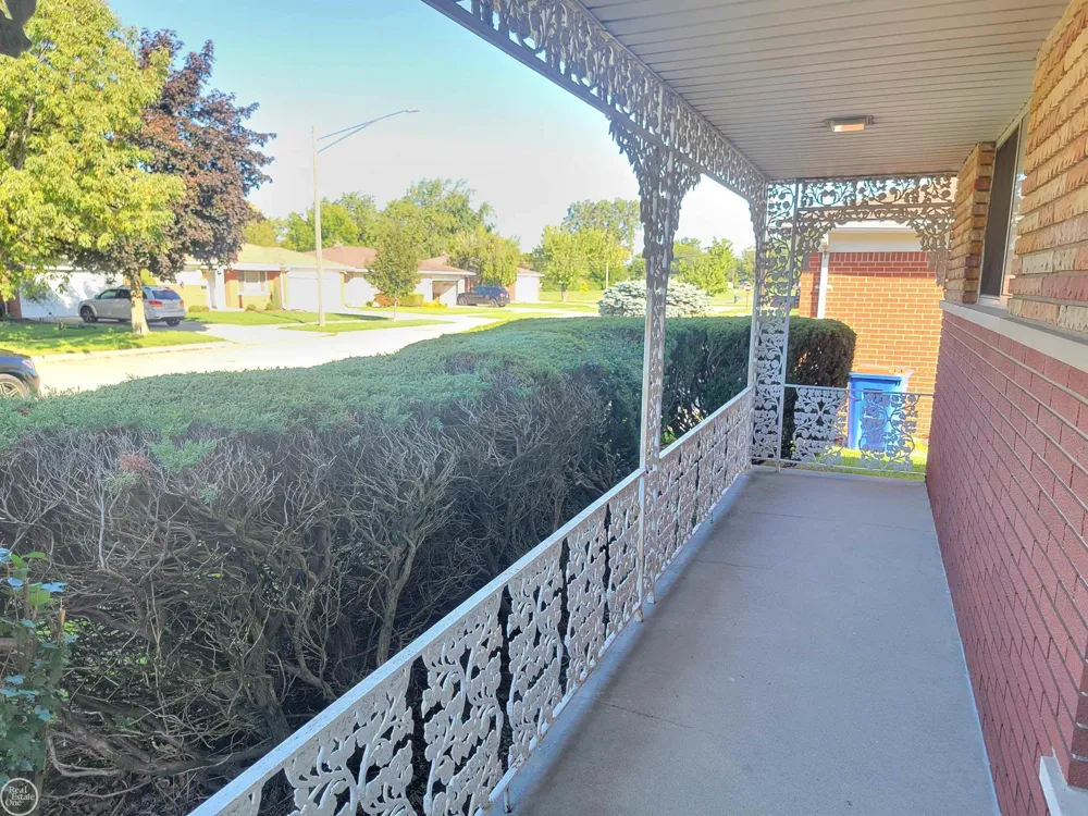 29322 Ridgefield Avenue Warren City, MI 48088