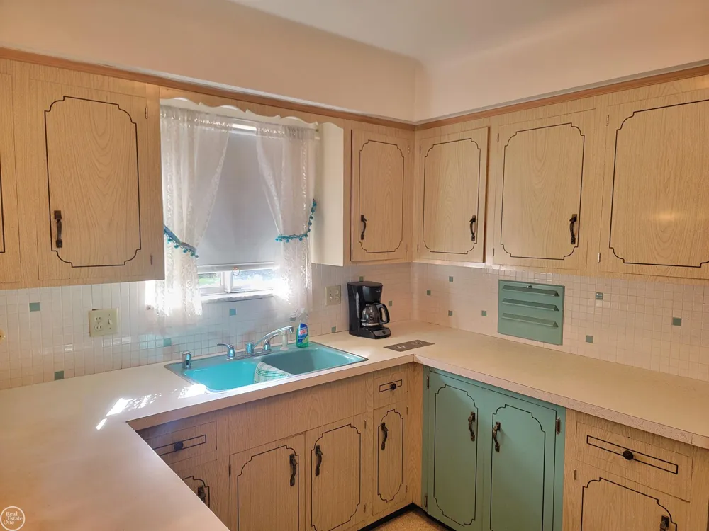 29322 Ridgefield Avenue Warren City, MI 48088