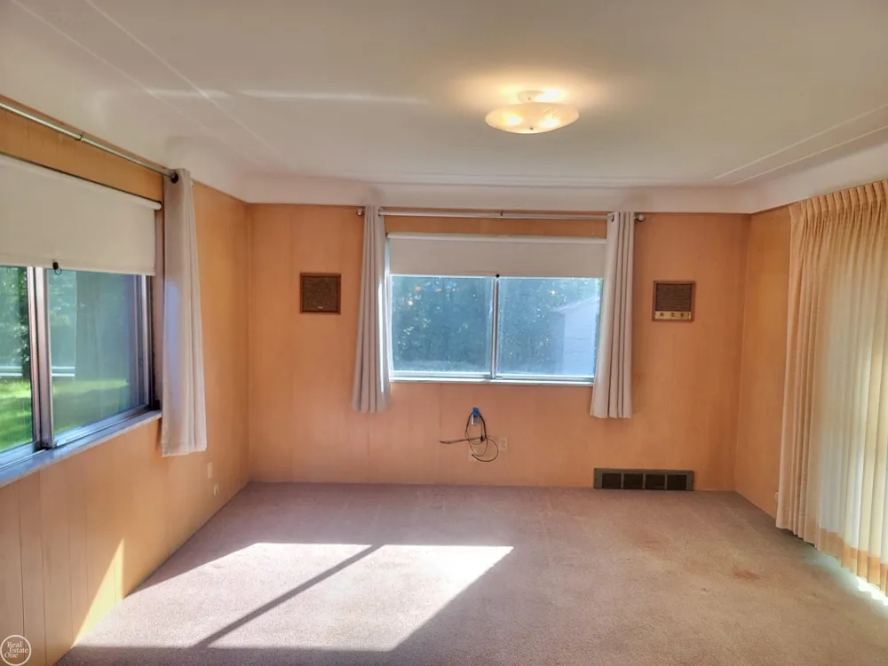 29322 Ridgefield Avenue Warren City, MI 48088