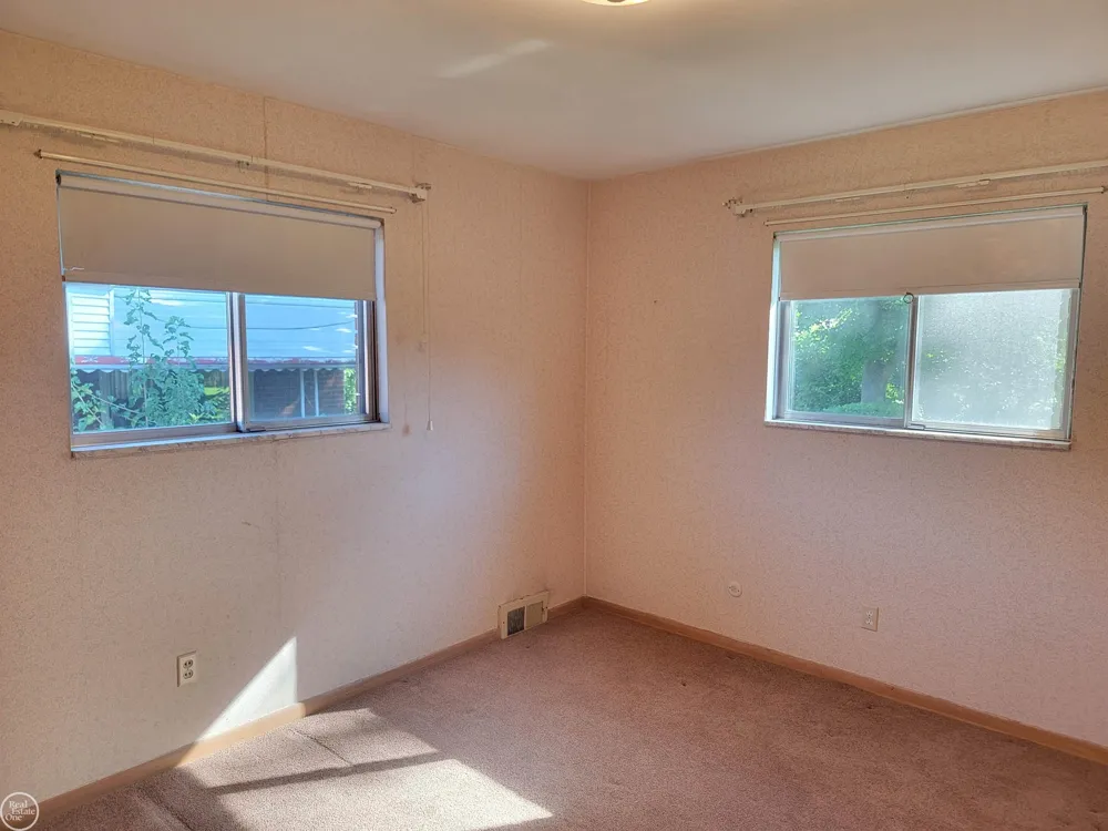 29322 Ridgefield Avenue Warren City, MI 48088