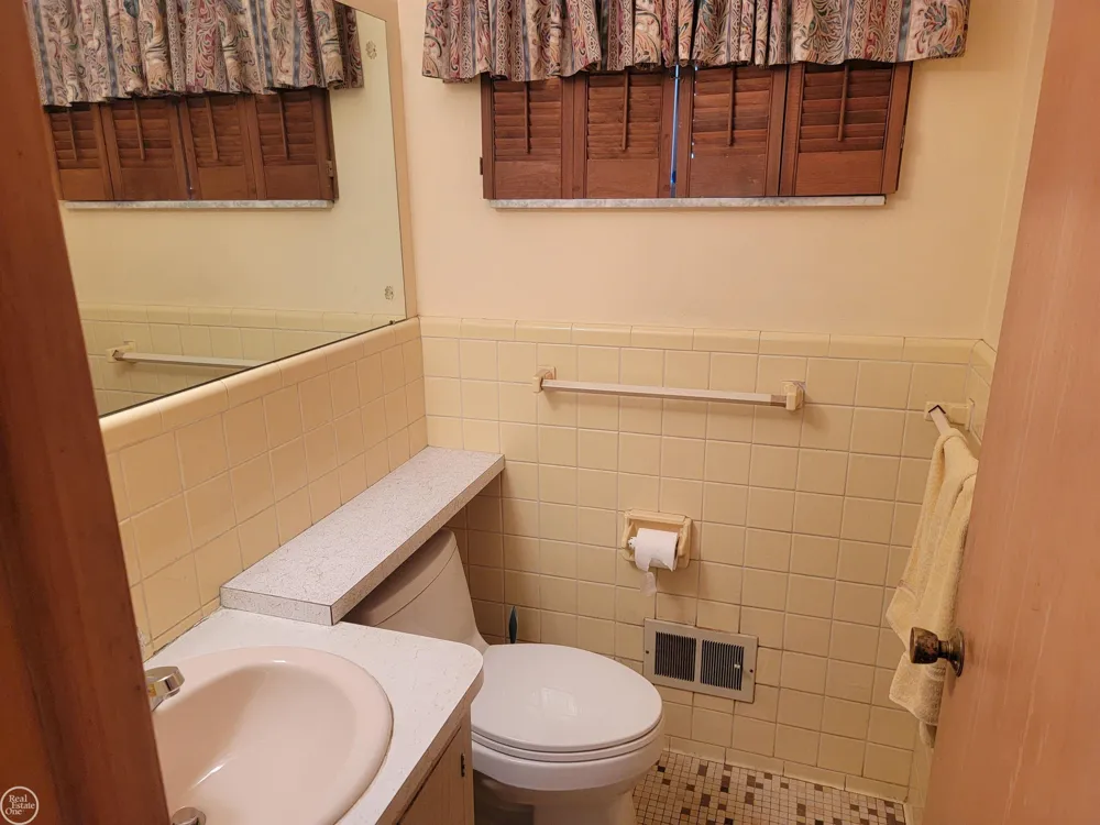 29322 Ridgefield Avenue Warren City, MI 48088