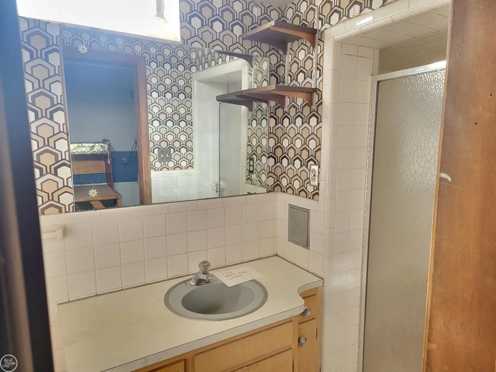 29322 Ridgefield Avenue Warren City, MI 48088