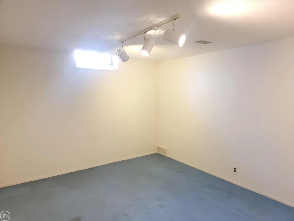 29322 Ridgefield Avenue Warren City, MI 48088