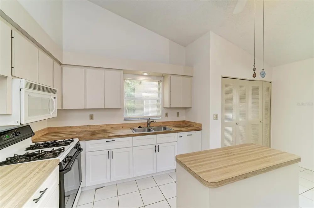 4863 VILLAGE GARDENS DRIVE #186 Sarasota, FL 34234