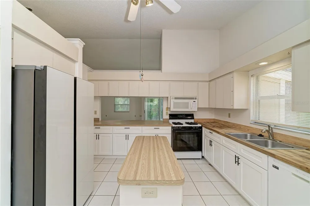 4863 VILLAGE GARDENS DRIVE #186 Sarasota, FL 34234