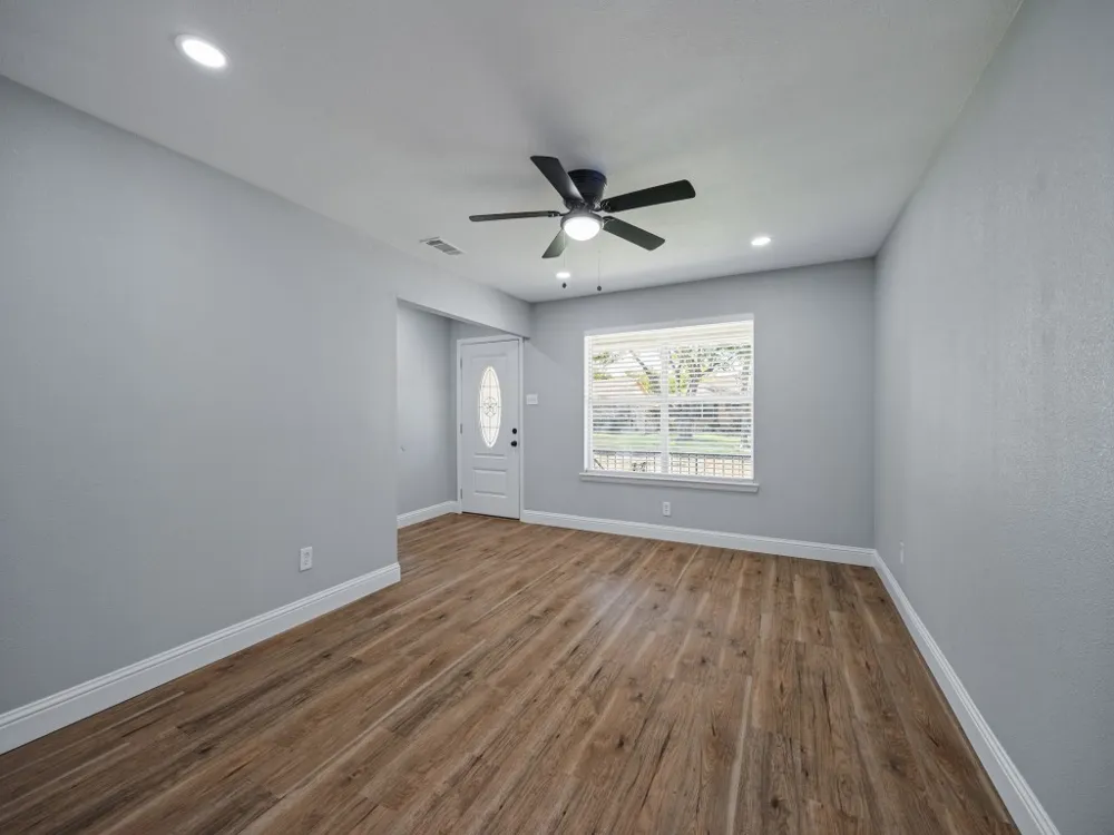 1805 1805 Bardfield Avenue Garland, TX 75041