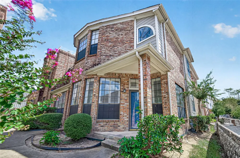 8888 Benning Drive #204 Houston, TX 77031