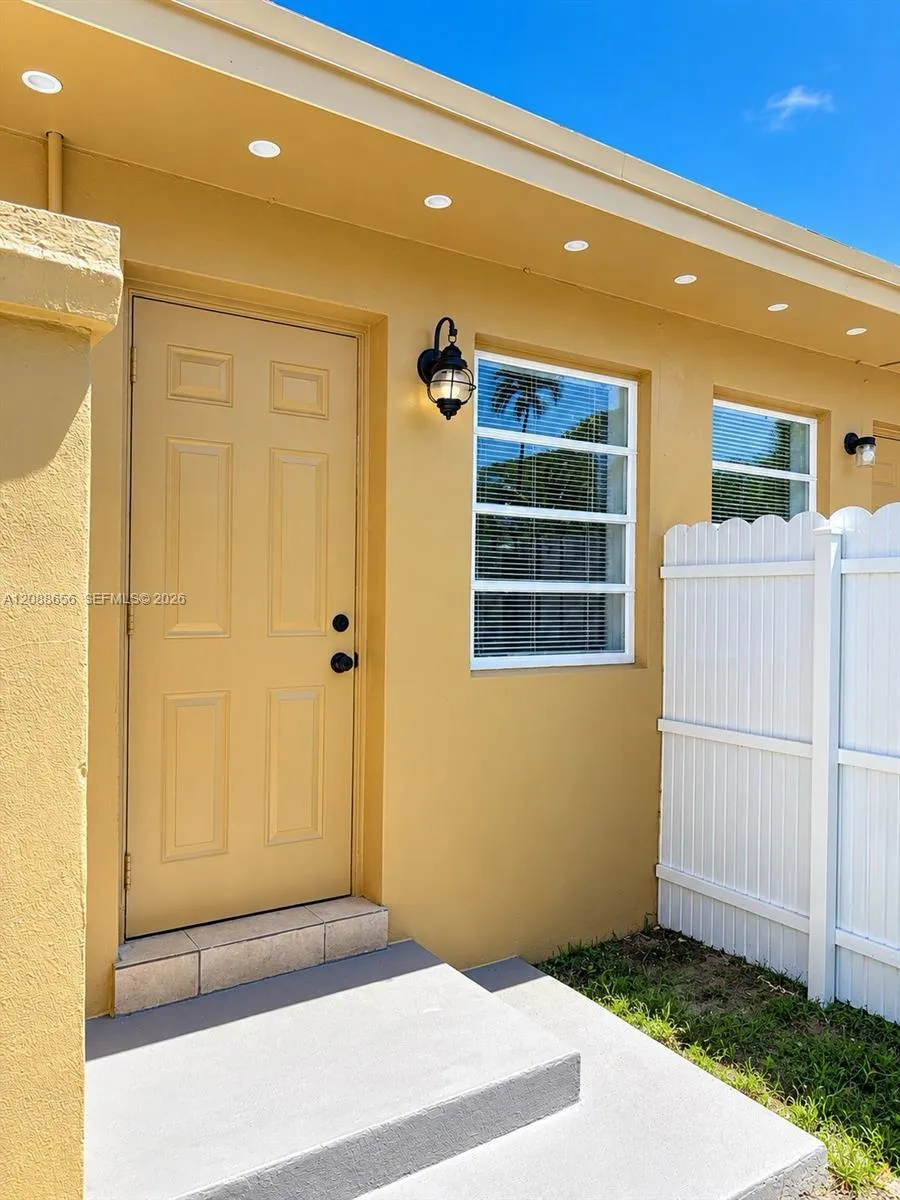412 SW 10th St Hallandale Beach, FL 33009
