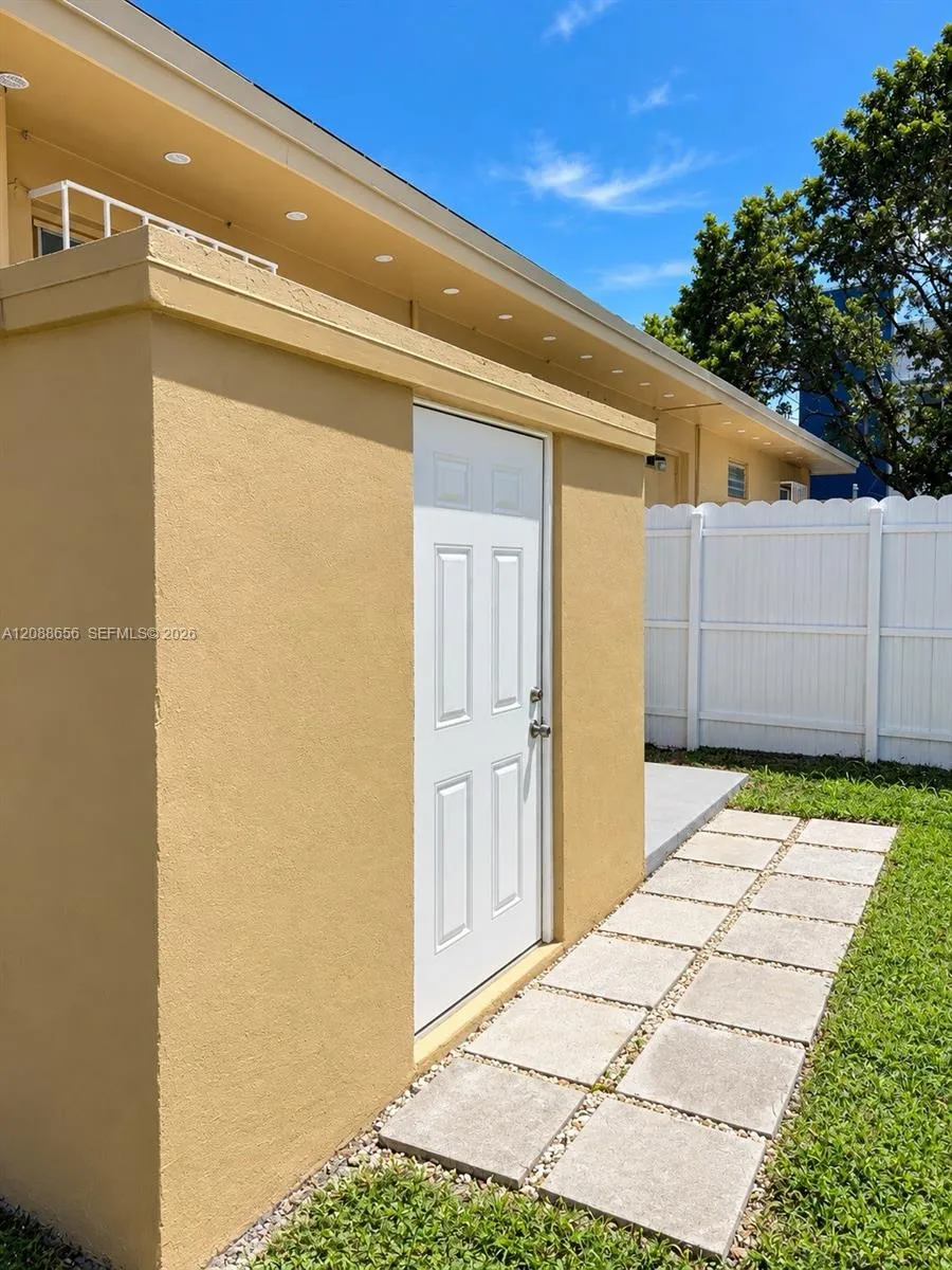 412 SW 10th St Hallandale Beach, FL 33009
